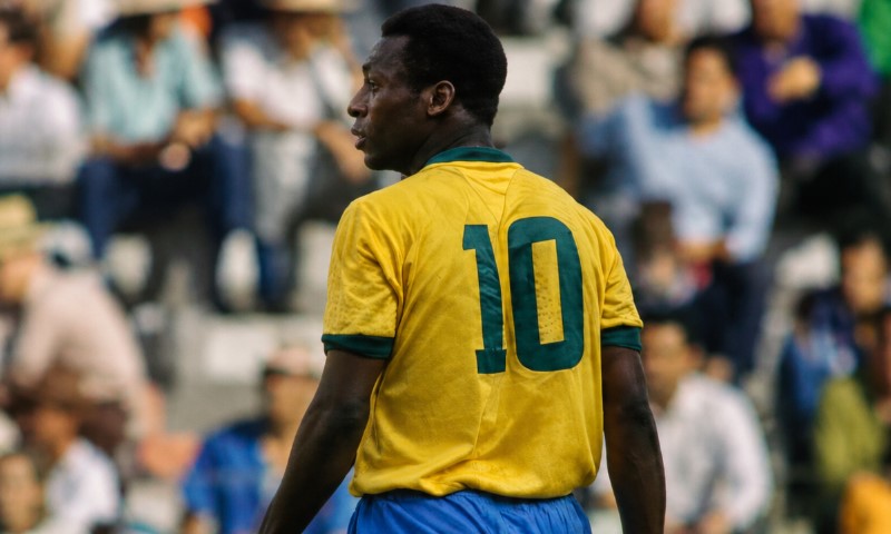 Pele u žutom dresu Brazila tokom fudbalske utakmice